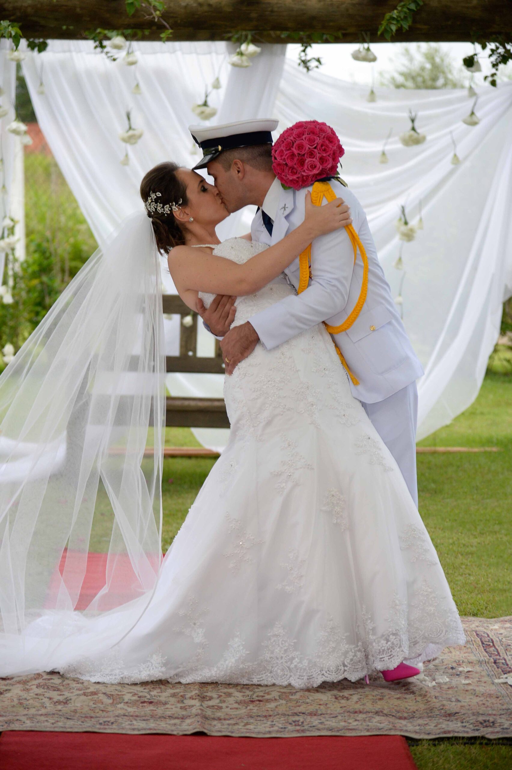 fotografia de casamento, com noivos ao ar livre beijando